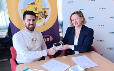 La Asociación de Vecinos de San José firma un convenio con Caser para proteger a sus mayores con relojes inteligentes